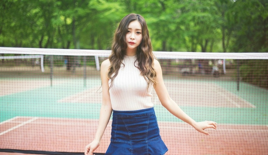 挺胸气质长发美女球场上美腿酥胸性感翘臀写真