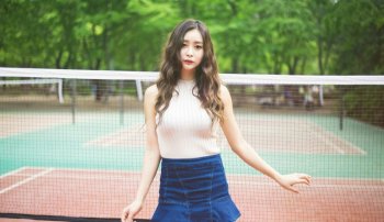 挺胸气质长发美女球场上美腿酥胸性感翘臀写真