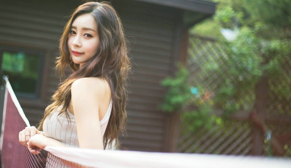 挺胸气质长发美女球场上美腿酥胸性感翘臀写真