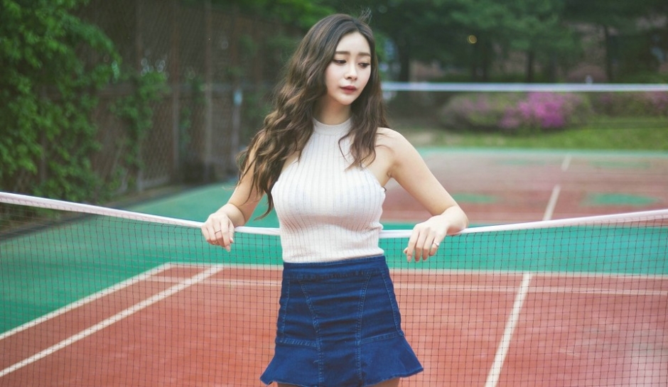 挺胸气质长发美女球场上美腿酥胸性感翘臀写真