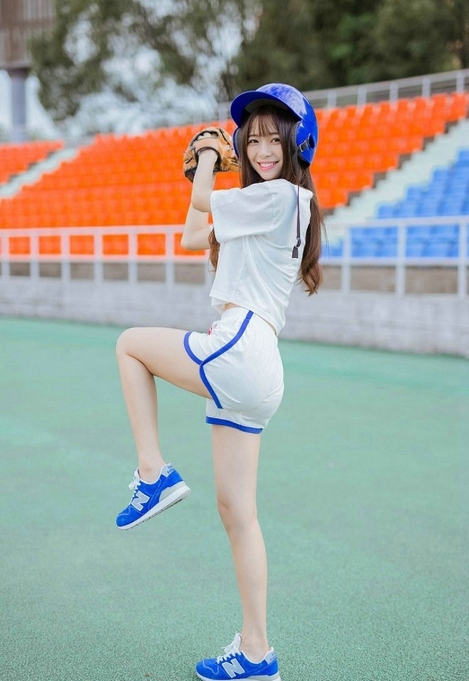 灿烂笑容阳光活力妹妹运动场高清写真