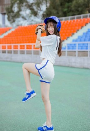 灿烂笑容阳光活力妹妹运动场高清写真