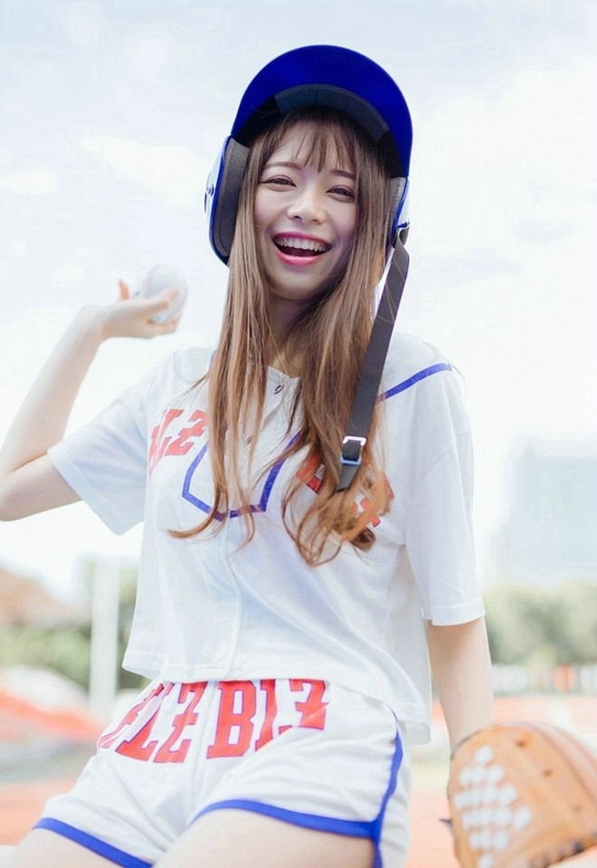 灿烂笑容阳光活力妹妹运动场高清写真