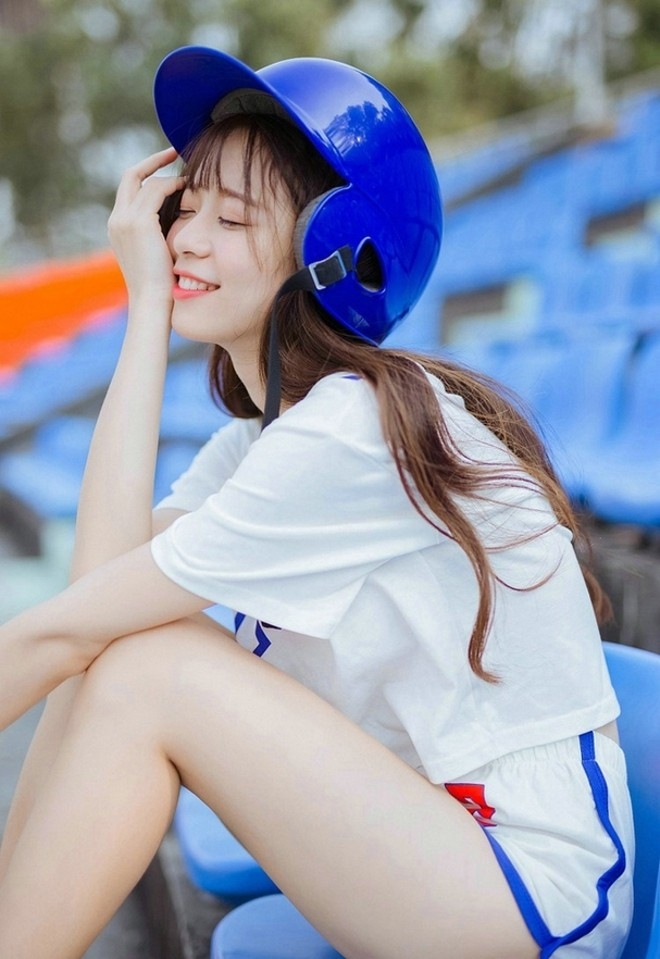 灿烂笑容阳光活力妹妹运动场高清写真