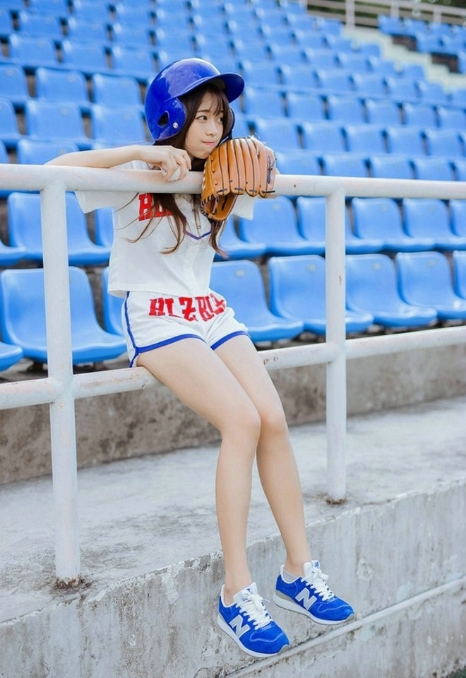 灿烂笑容阳光活力妹妹运动场高清写真