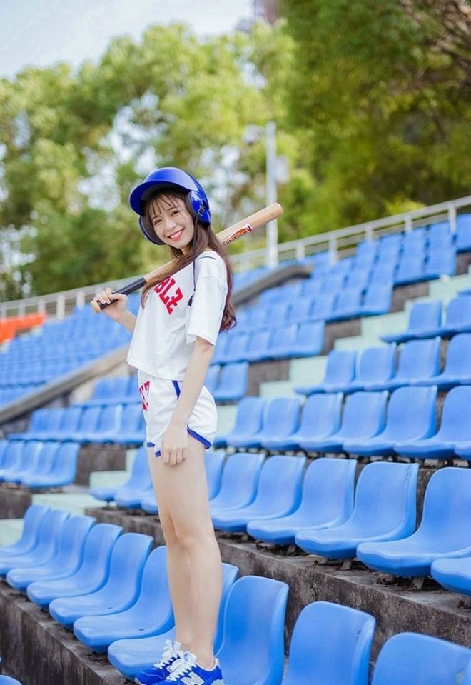 灿烂笑容阳光活力妹妹运动场高清写真