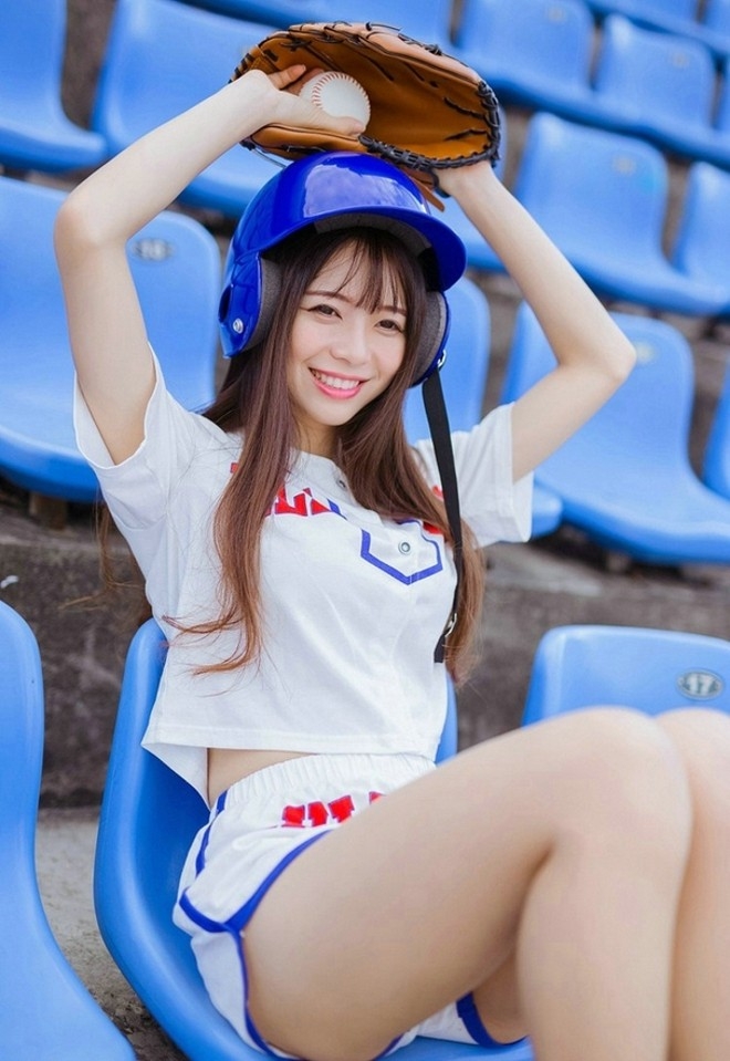 灿烂笑容阳光活力妹妹运动场高清写真