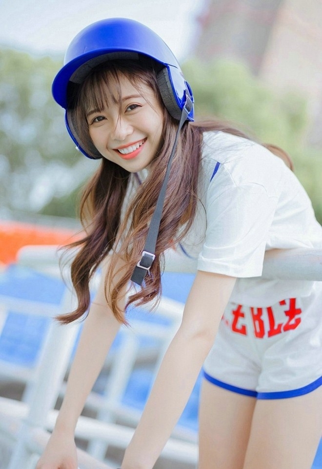 灿烂笑容阳光活力妹妹运动场高清写真