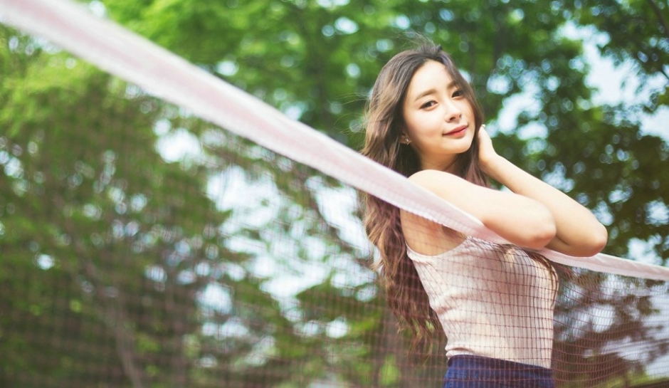 挺胸气质长发美女球场上美腿酥胸性感翘臀写真