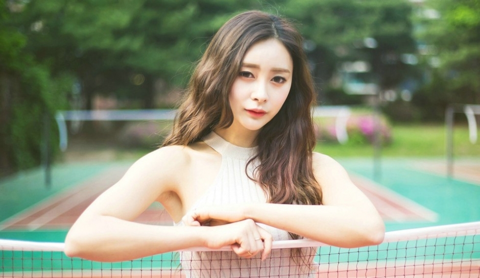 挺胸气质长发美女球场上美腿酥胸性感翘臀写真