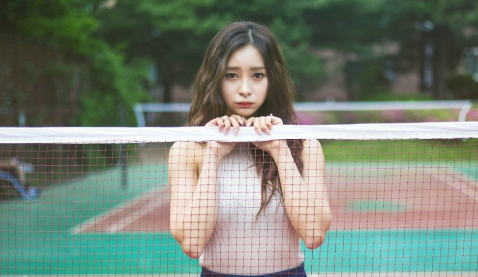 挺胸气质长发美女球场上美腿酥胸性感翘臀写真