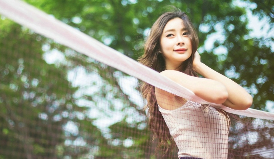 挺胸气质长发美女球场上美腿酥胸性感翘臀写真