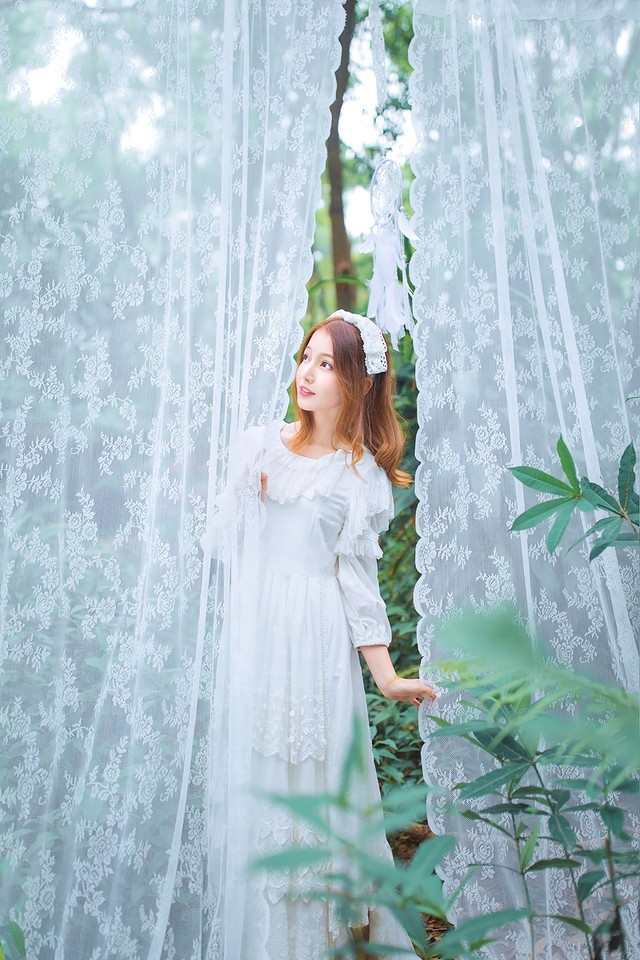 甜甜微笑美女森林中如可爱精灵梦幻写真