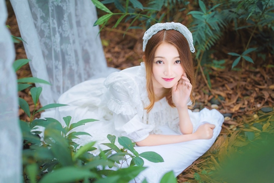 甜甜微笑美女森林中如可爱精灵梦幻写真