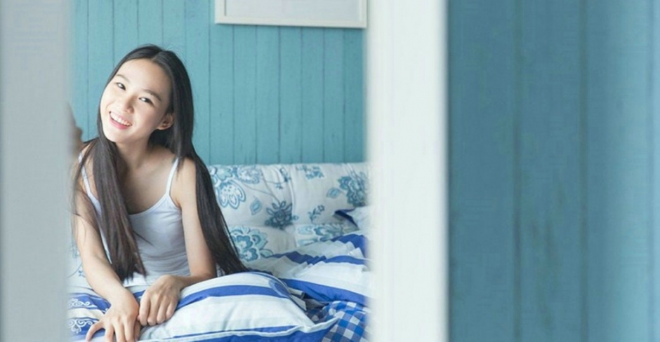 悠闲惬意美眉可爱俏皮午后阳光洒进房内唯美图片