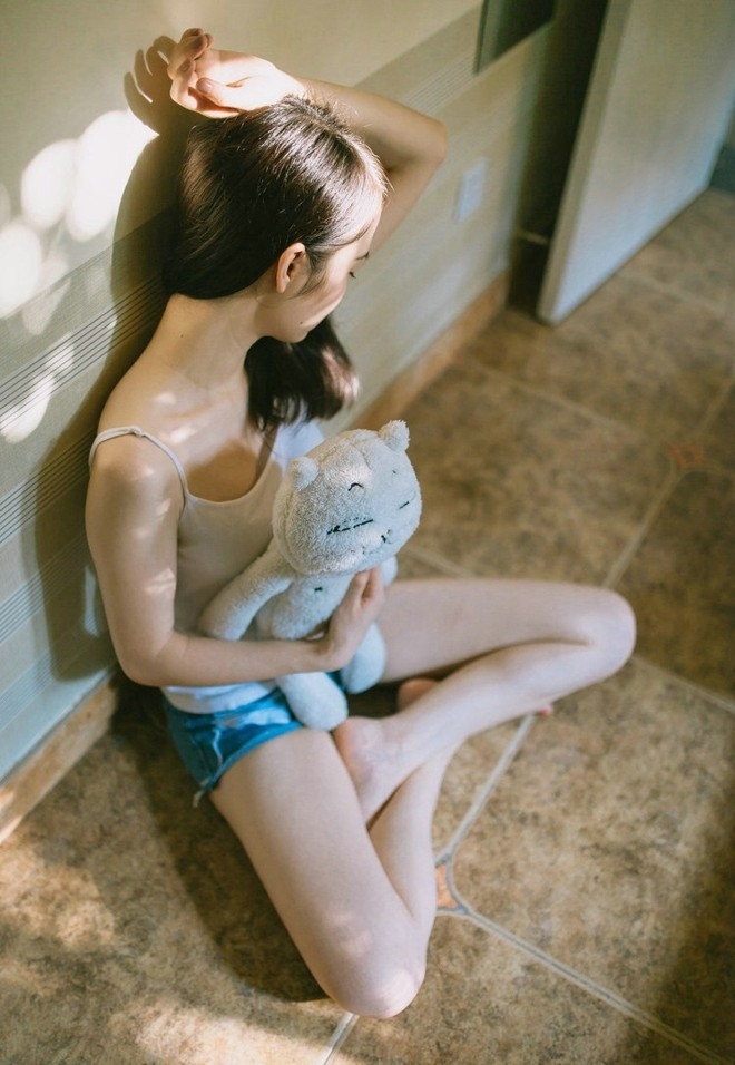 悠闲惬意美眉可爱俏皮午后阳光洒进房内唯美图片