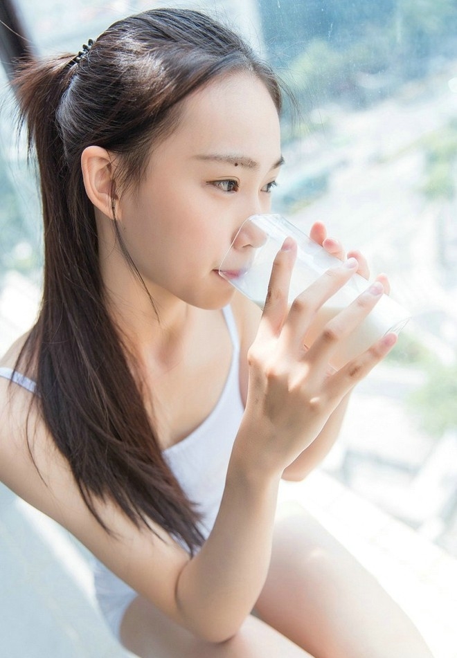 悠闲惬意美眉可爱俏皮午后阳光洒进房内唯美图片