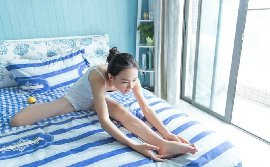 悠闲惬意美眉可爱俏皮午后阳光洒进房内唯美图片