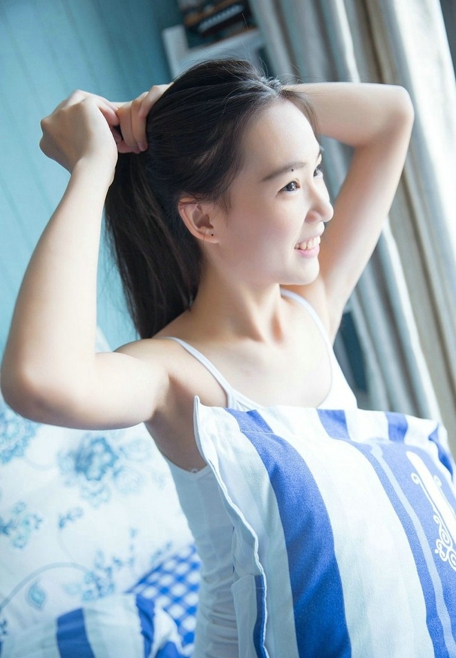 悠闲惬意美眉可爱俏皮午后阳光洒进房内唯美图片