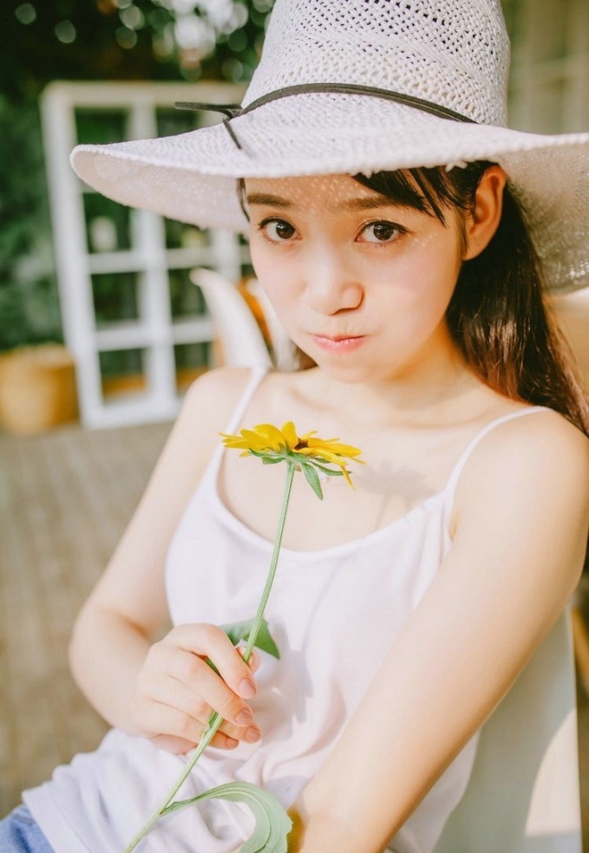 悠闲惬意美眉可爱俏皮午后阳光洒进房内唯美图片