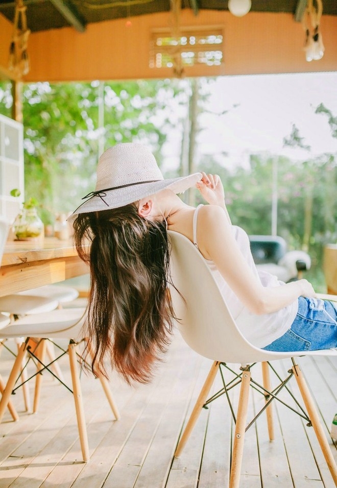 悠闲惬意美眉可爱俏皮午后阳光洒进房内唯美图片