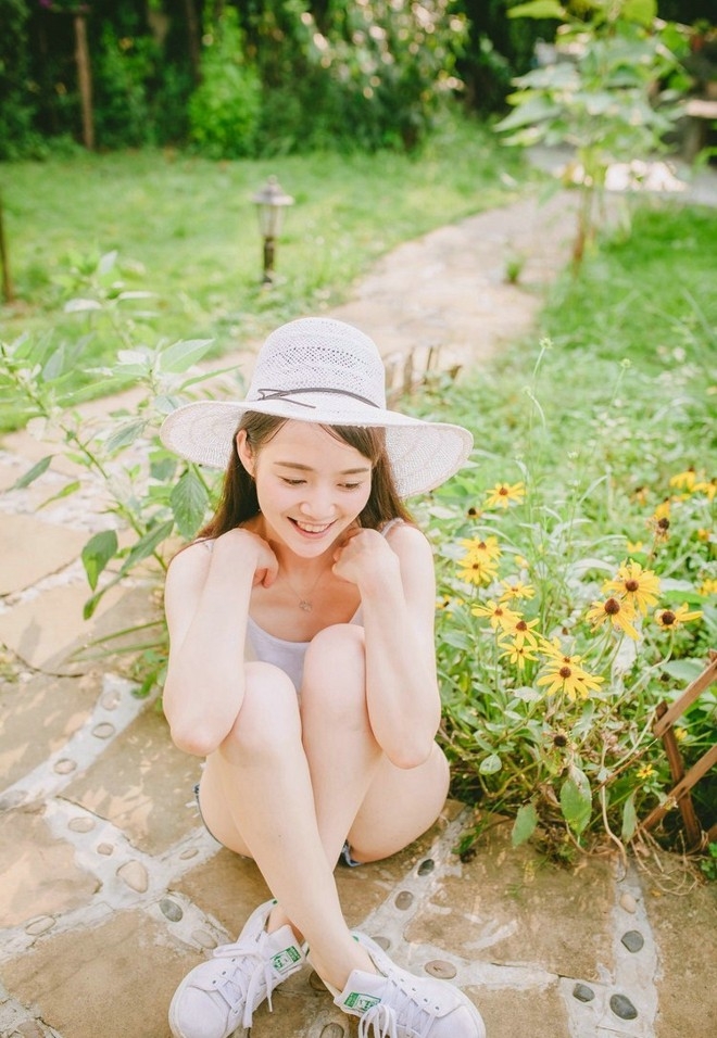 悠闲惬意美眉可爱俏皮午后阳光洒进房内唯美图片