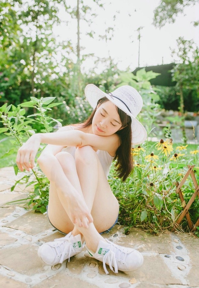 悠闲惬意美眉可爱俏皮午后阳光洒进房内唯美图片