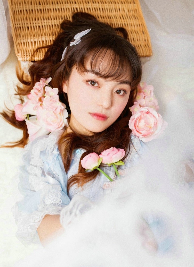 人比花美清纯空气感美女安静柔美私房写真