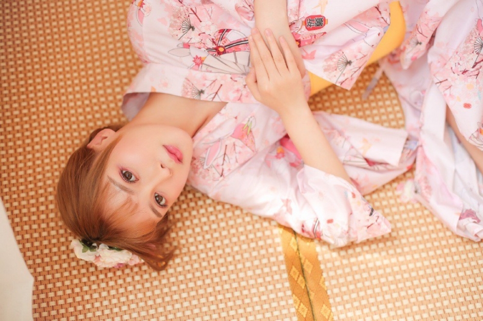 安静唯美日本和服少女纯净居家高清图片