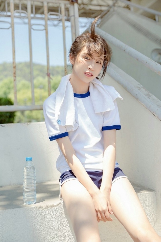甜美运动服校园女生阳光下清新唯美迷人写真