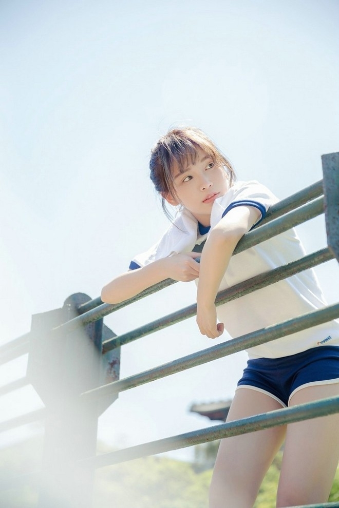 甜美运动服校园女生阳光下清新唯美迷人写真