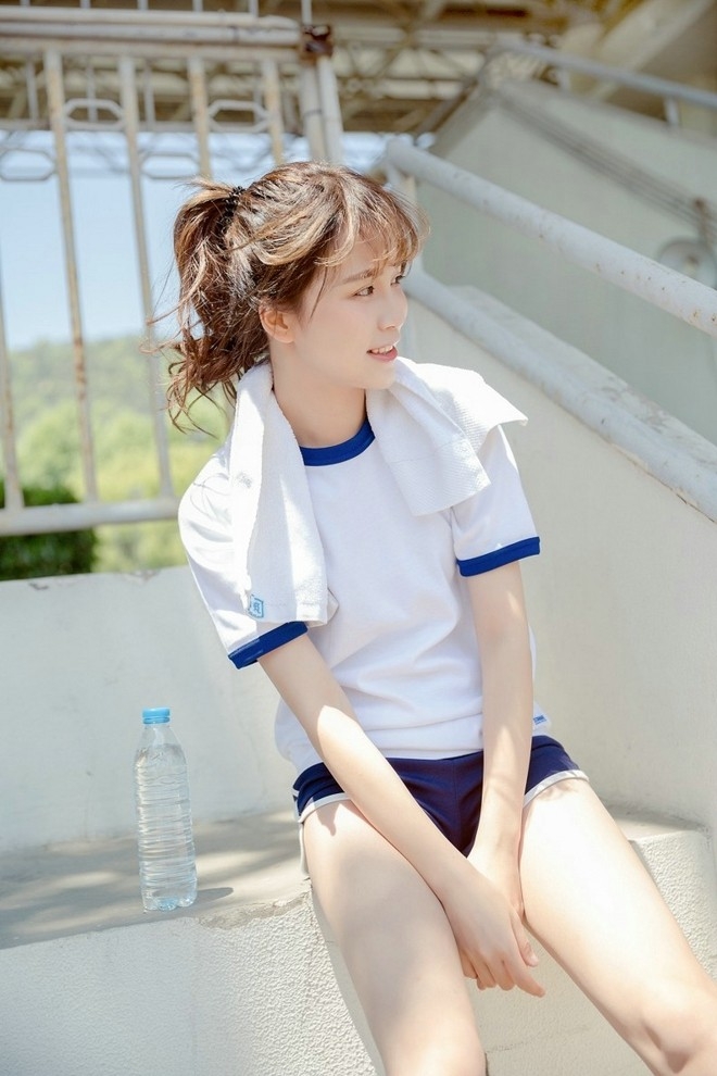 甜美运动服校园女生阳光下清新唯美迷人写真