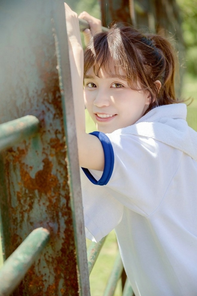 甜美运动服校园女生阳光下清新唯美迷人写真