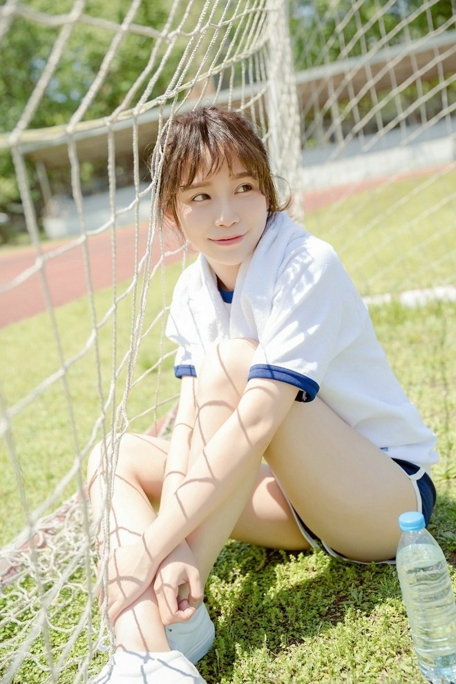 甜美运动服校园女生阳光下清新唯美迷人写真