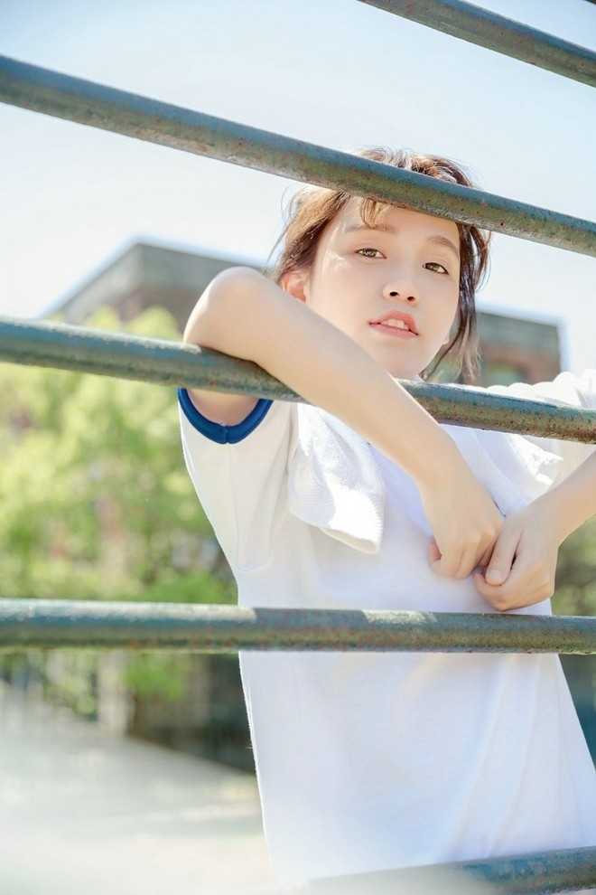 甜美运动服校园女生阳光下清新唯美迷人写真