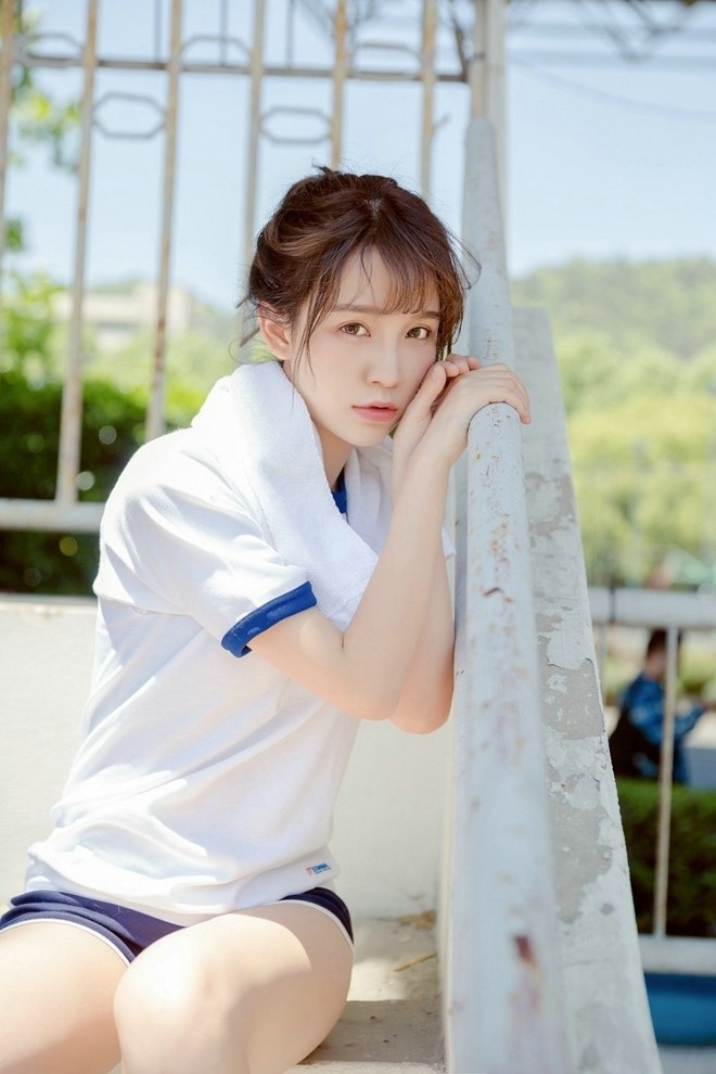 甜美运动服校园女生阳光下清新唯美迷人写真