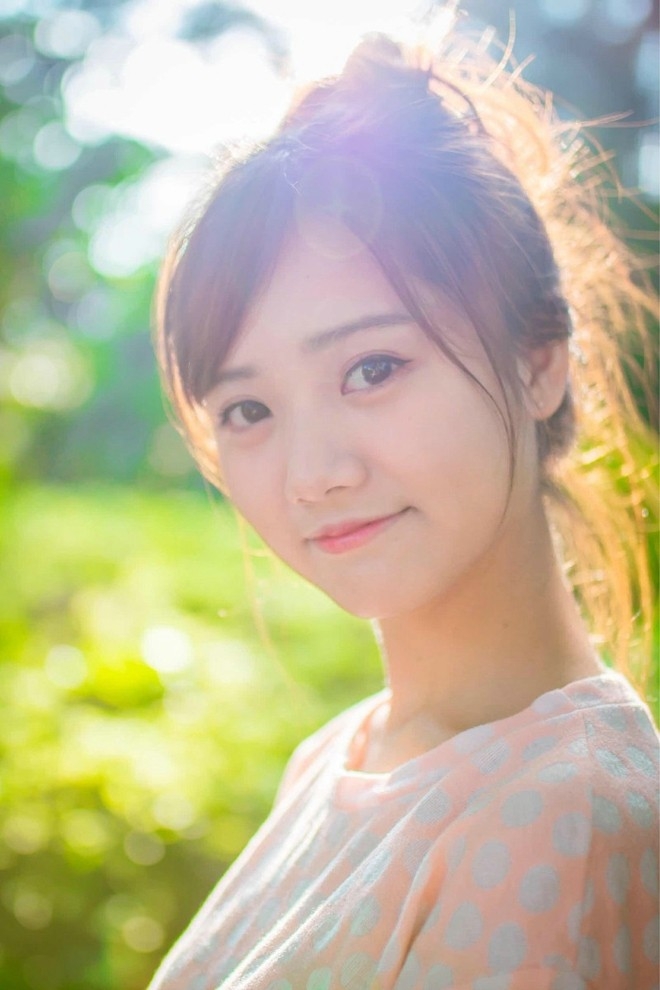浅浅小酒窝户外写真美女清新阳光好唯美