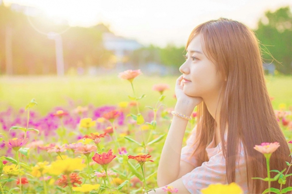 浅浅小酒窝户外写真美女清新阳光好唯美