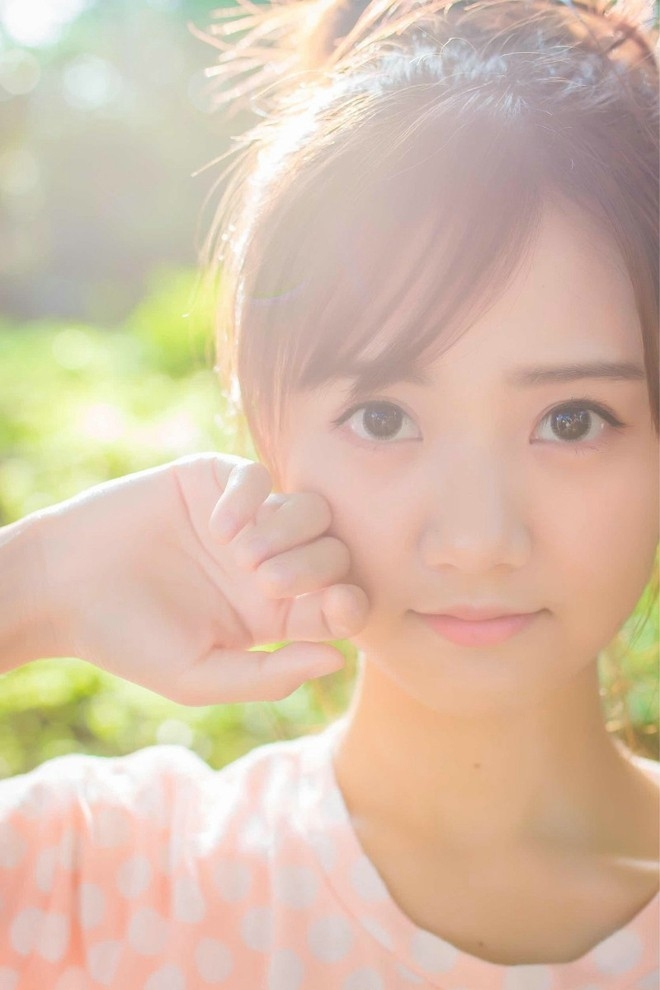 浅浅小酒窝户外写真美女清新阳光好唯美