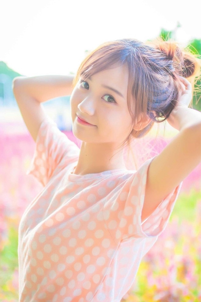 浅浅小酒窝户外写真美女清新阳光好唯美