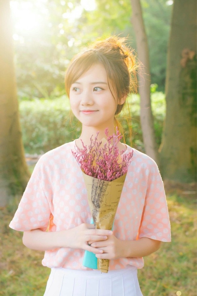 浅浅小酒窝户外写真美女清新阳光好唯美