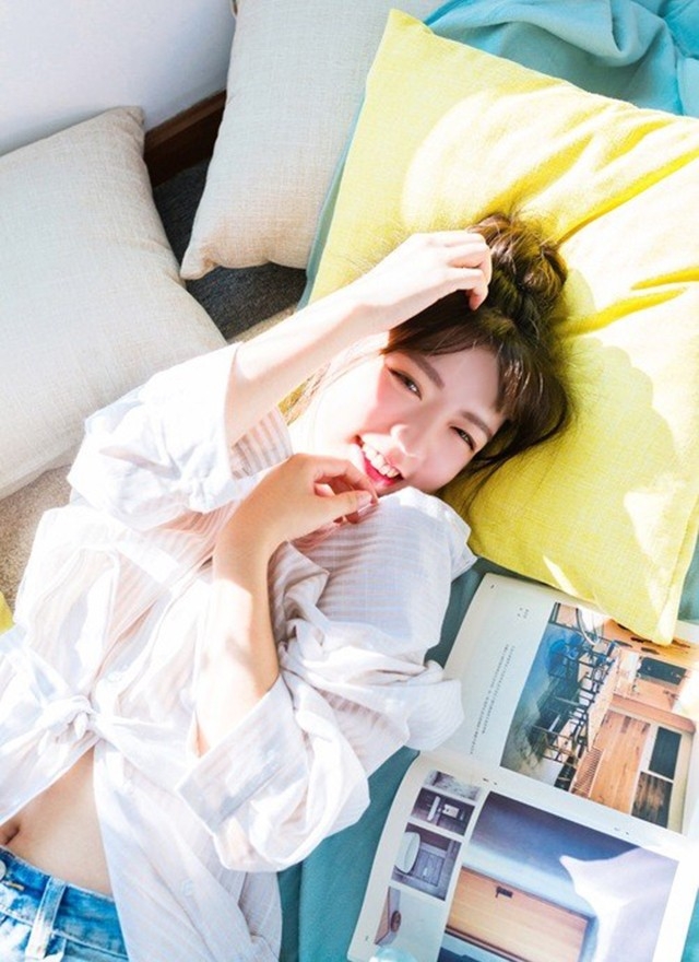 逆光白衬衫美女纯纯俏丽慵懒私房写真图片