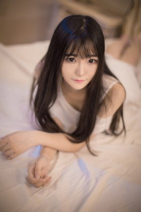 黑长直床上妙龄柔美少女低胸裙肤白貌美撩人写真