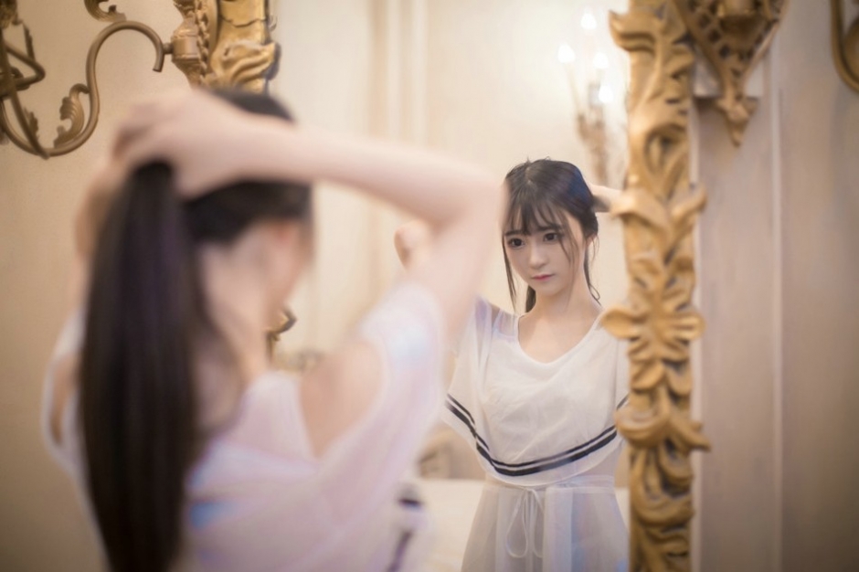 黑长直床上妙龄柔美少女低胸裙肤白貌美撩人写真