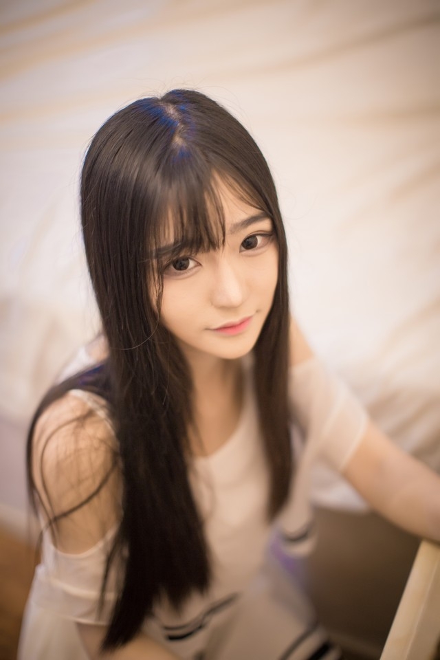 黑长直床上妙龄柔美少女低胸裙肤白貌美撩人写真