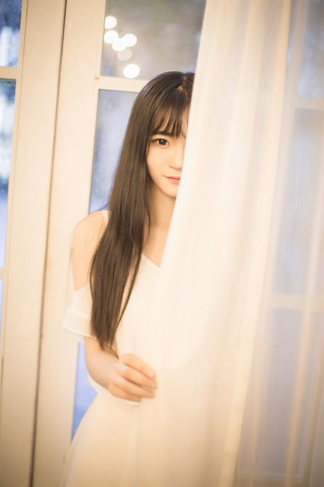 黑长直床上妙龄柔美少女低胸裙肤白貌美撩人写真