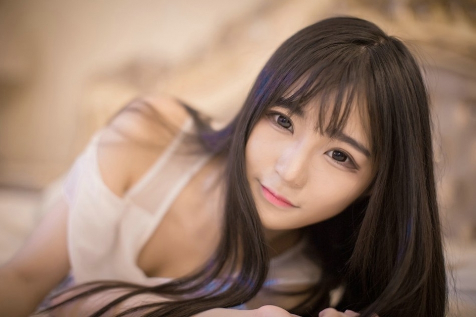 黑长直床上妙龄柔美少女低胸裙肤白貌美撩人写真