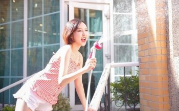 甜美动人户外洒水少女圆圆脸蛋超治愈系写真