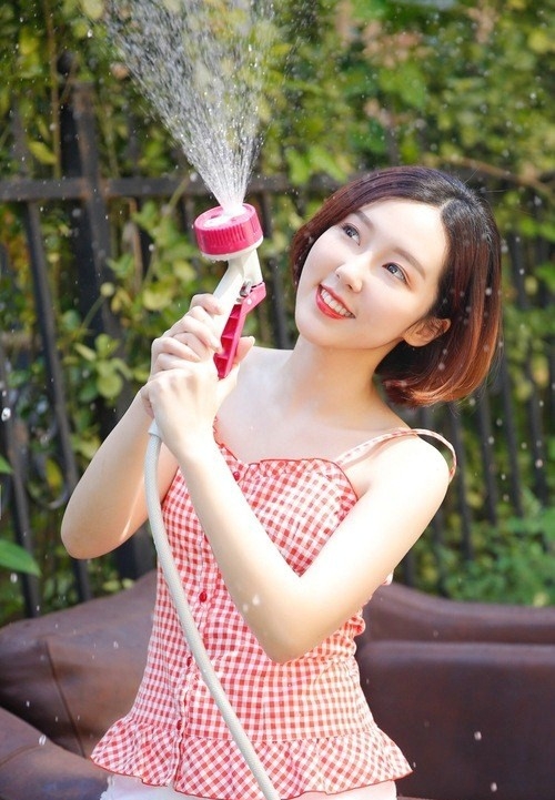 甜美动人户外洒水少女圆圆脸蛋超治愈系写真