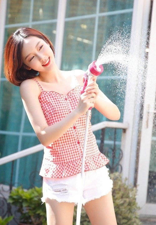 甜美动人户外洒水少女圆圆脸蛋超治愈系写真